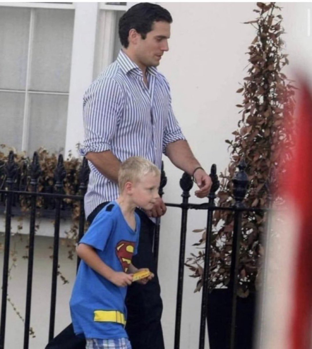 This is Tom and he’s 7 years old. One day he told his schoolmates that his uncle was Superman. The other kids made fun of him and no one believed him. Then his mother made a call, and she asked her brother-in-law to take him to school one day. And Henry Cavill, of course, was