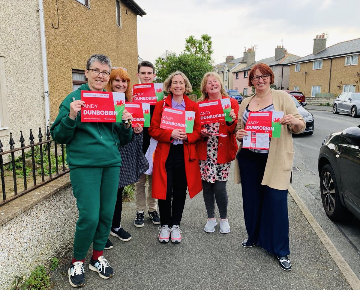 Great support for @acdunbobbin out on the doors in Llandudno this evening! Polls open until 10pm, still plenty of time to get out and vote 🌹