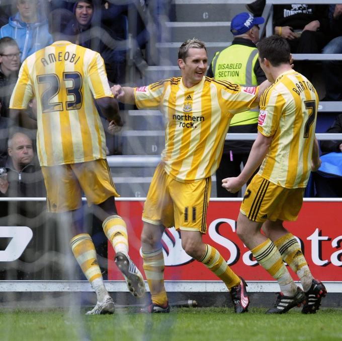 On This Day in 2010, we surpassed the 100 point mark in the Championship with a 1-0 Win over QPR. That Banana kit 😍 #NUFC