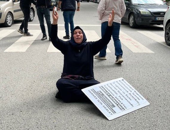 Emine Şenyaşar'ın adalet çığlığını bastırmaya çalışanlar, Şenyaşar ailesinin katillerini koruyanlar vicdanlarda mahkum oldu; er ya da geç gerçek adalet önünde de hesap verecek. Emine Şenyaşar yanlız değildir, talebi talebimizdir.