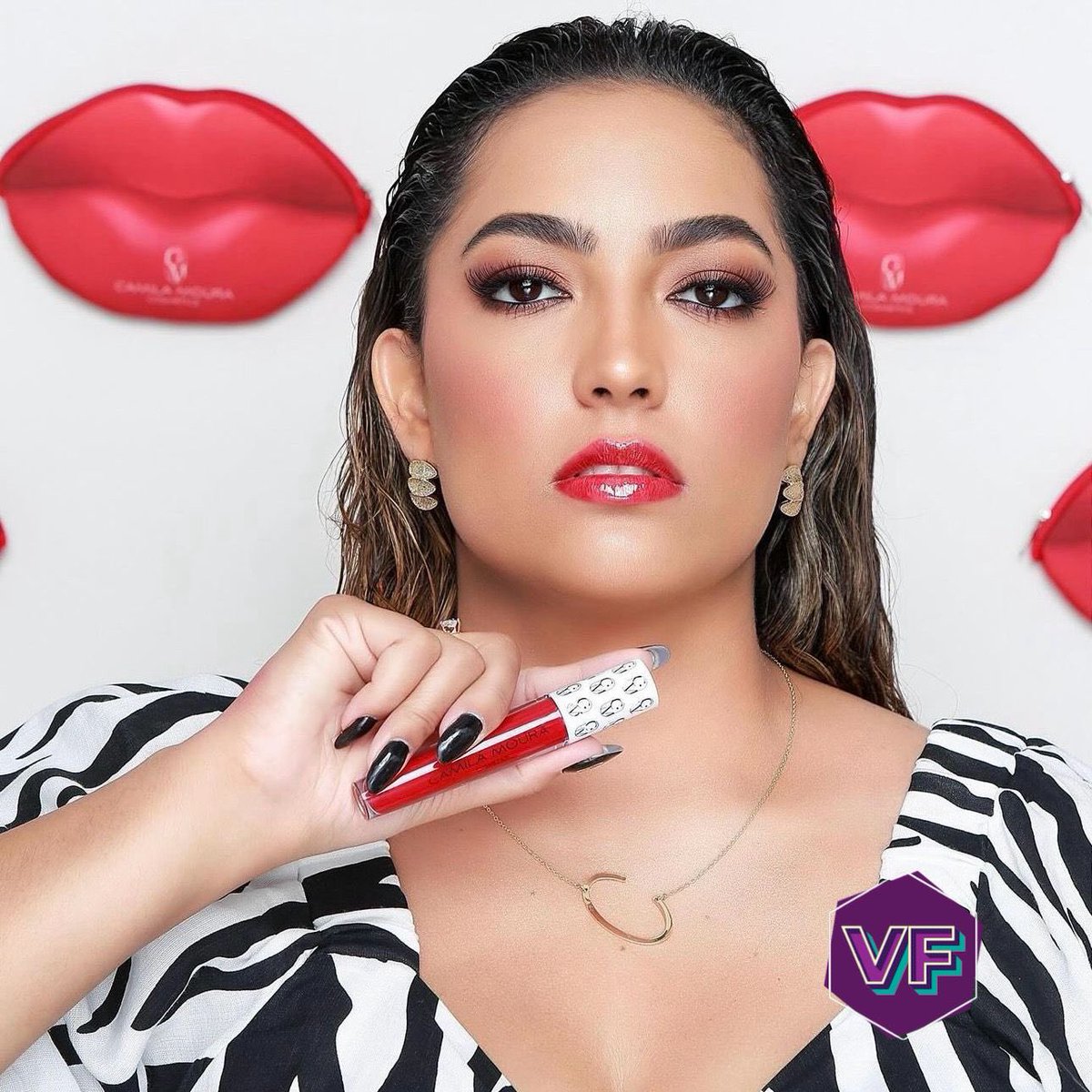 A Camila Moura, ex-esposa do Lucas Buda do #BBB24, lançou sua própria marca de cosméticos com uma linha de gloss a partir de R$24,97! Além disso, as primeiras pessoas que comprarem estarão concorrendo a convites pra a festa de aniversário da Camila! Se interessaram?🍍#VirouFesta
