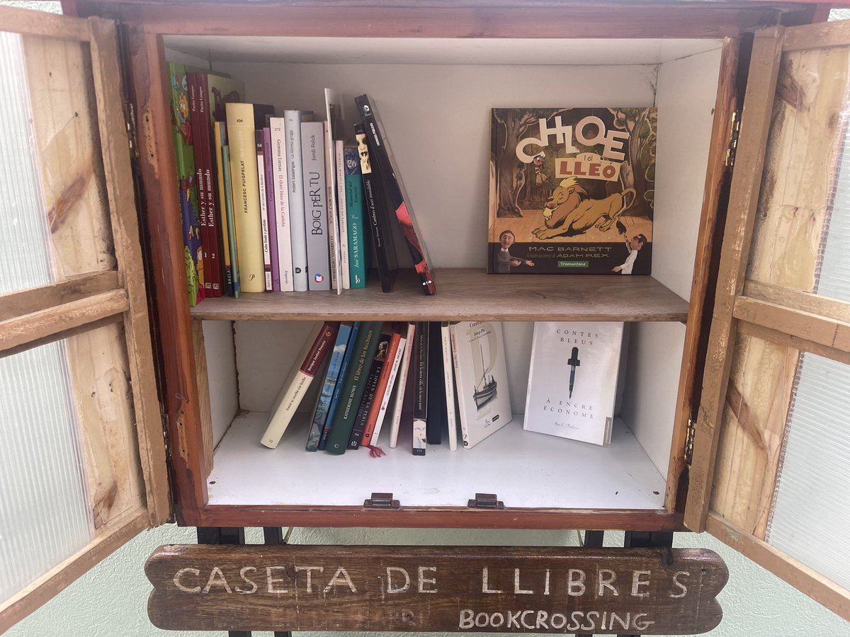 Avui hem deixat llibres per al bookcrossing que hi ha ubicat a Santa Clara. El Sr. Manolo s'ha encarregat de deixar-los a la caseta que va fer Jordi Curto i natros hem fet fotos per a ensenyar-vos com ha quedat de bonic!! @bibliotecamd #bookcrossing