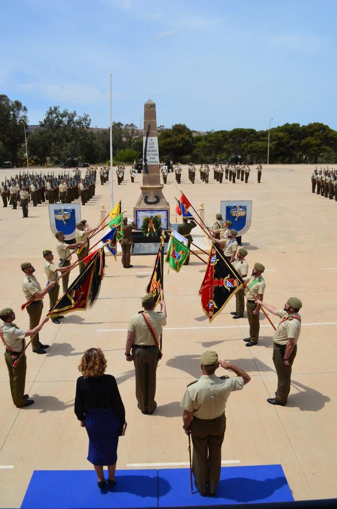 Hoy, en la base Alfonso XIII, presidido por el Comandante General de Melilla, ha tenido lugar un acto en honor a los héroes del Dos de Mayo a cargo del #RAMIX32. La @COMGEMEL_ET felicita a todos sus artilleros en esta importante celebración. @MCANA_ET #SomosTuEjército🇪🇸