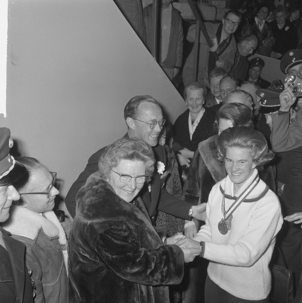 Sjoukje Dijkstra is overleden, één van de grootste sportlegendes die Nederland ooit heeft gehad. In 1964 won zij als eerste Nederlander een gouden medaille op de Olympische Winterspelen. 
Mijn verhaal staat op sportgeschiedenis.nl/schaatsen/sjou…