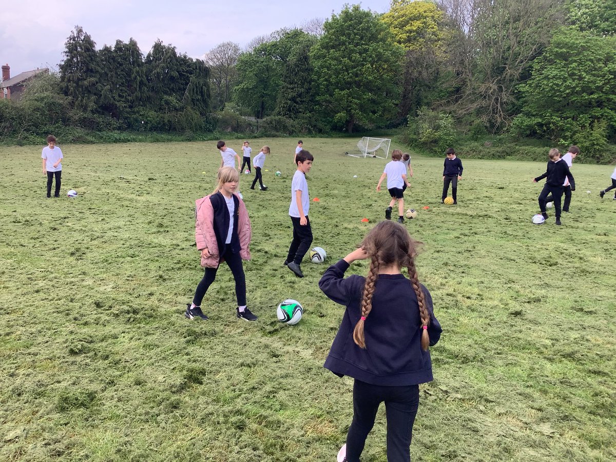 Well done to all the children who attended our football after school club last night. Some fantastic dribbling, passing and teamwork skills on show ⚽️⚽️⚽️ @eboractrust @MrJeff85 #bandbpe