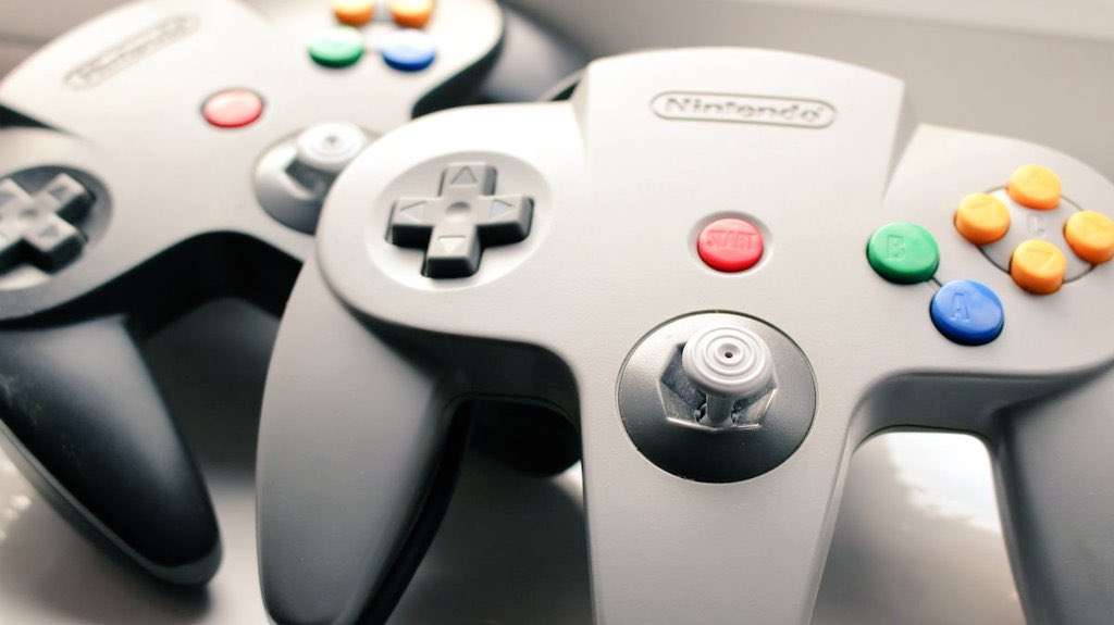 STOP ‼️ • Le premier jeu qui te vient à l’esprit en voyant cette photo. • Bonus : Ton TOP 5 de jeux N64 ? ~~~~~~~~~~~~~~~~~ Moi, Mario 64 ⭐️ Mais si j’dois faire un TOP 5 • Zelda Majora’s Mask • Perfect Dark • Mario 64 • Zelda Ocarina Of Time • GoldenEye 007