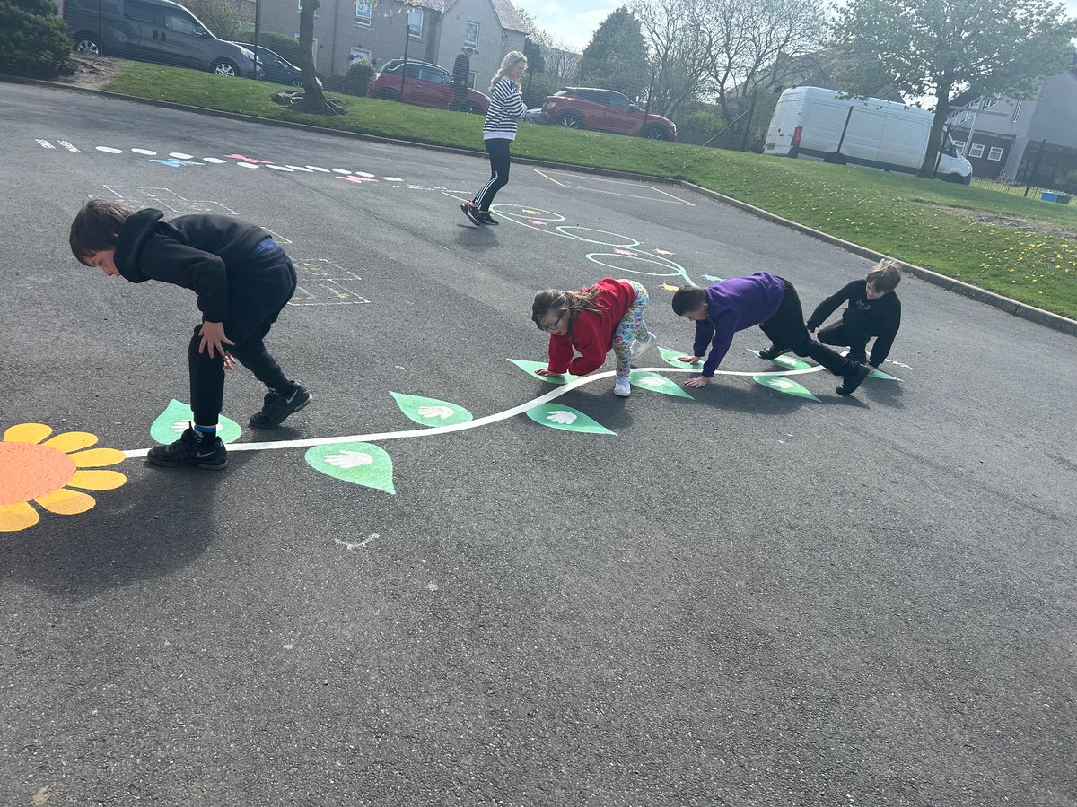 The Snug Club enjoyed working together as a team this afternoon using the new playground markings. We enjoyed taking turns during fitness circuits and celebrating winning and losing during group games. #nurturegroup @WL_Equity @nurtureuktweets