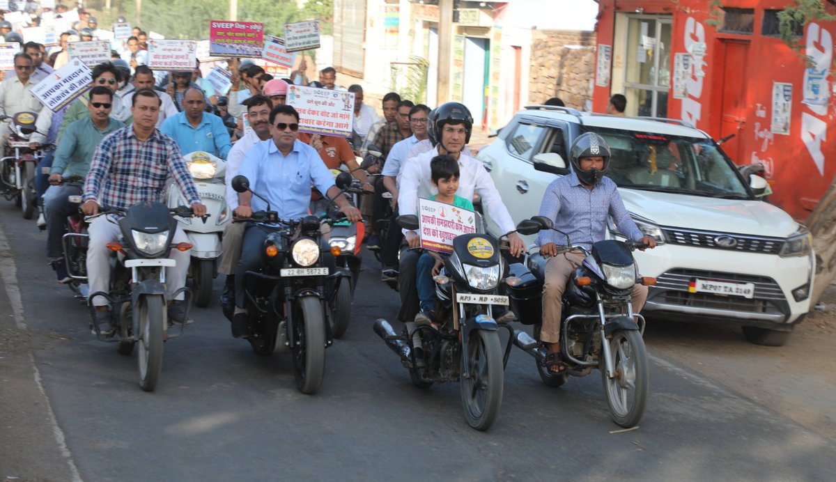 बाईक पर सवार होकर निकले कलेक्टर, दिया मतदान का संदेश - बाईक रैली आयोजित, मानव श्रृंखला बनाकर ली नैतिक मतदान की शपथ - @ECISVEEP @CEOMPElections @JansamparkMP @collectormorena #DeshKaGarv #ChunavKaParv - RM :- facebook.com/share/p/sxKBkT…