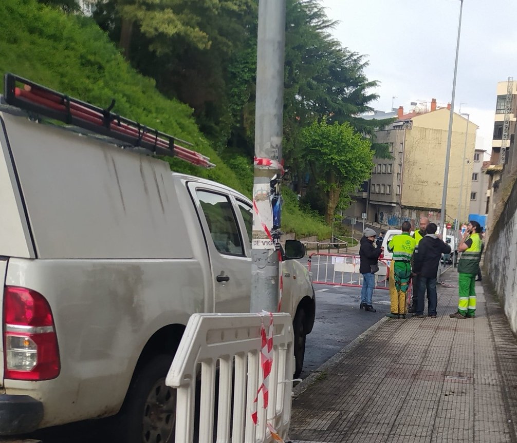 Hoxe na #Falperra puido pararse a corta.
Non tiñan o informe pertinente de se podían ter niños.
Moi mellorable o comportamento a nivel ambiental dos que xestionan o @ConcelloDeVigo 😡