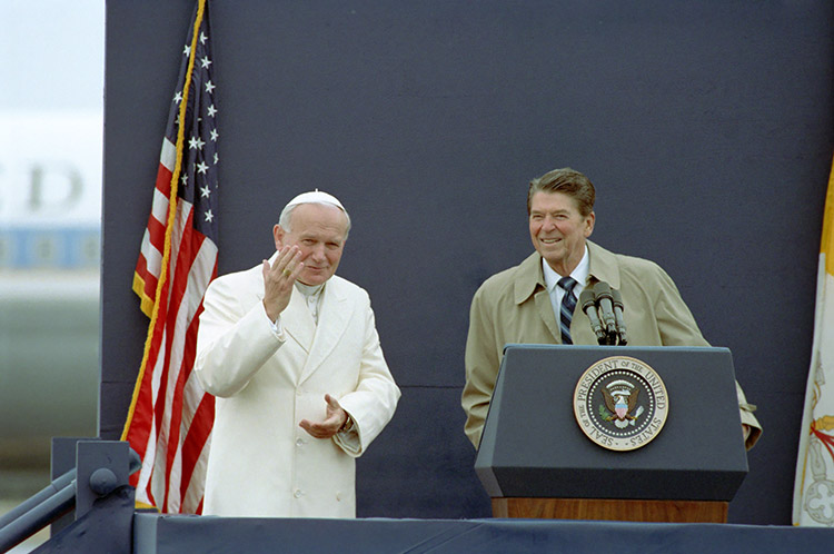 #OTD in 1984 #PresidentReagan met with Pope John Paul II at the Fairbanks International Airport in Fairbanks, Alaska. Click the link below to watch their remarks. catalog.archives.gov/id/75502120 --- Photograph – catalog.archives.gov/id/75853349