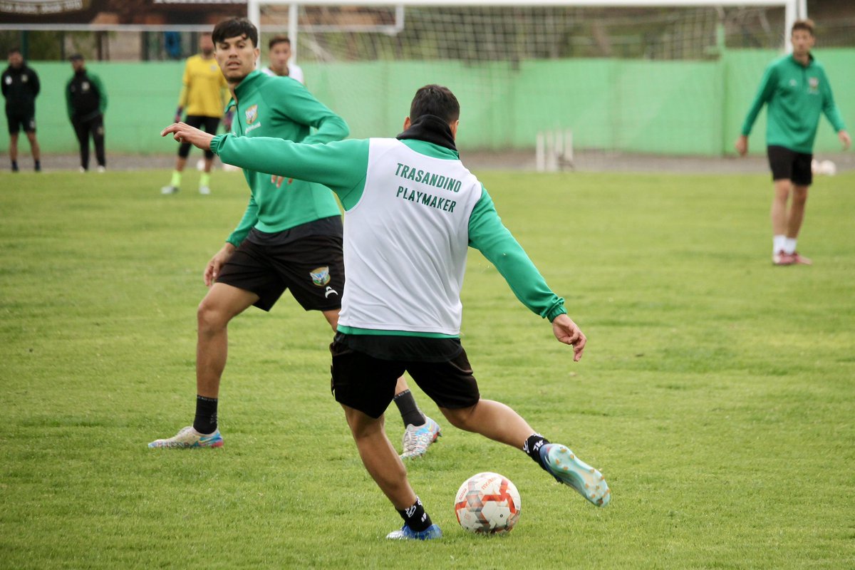 Entrenamiento en el Regional. 🏟️ Ajustando todo para enfrentar a Deportes Concepción. 🔜 #VamosTrasandino 💚