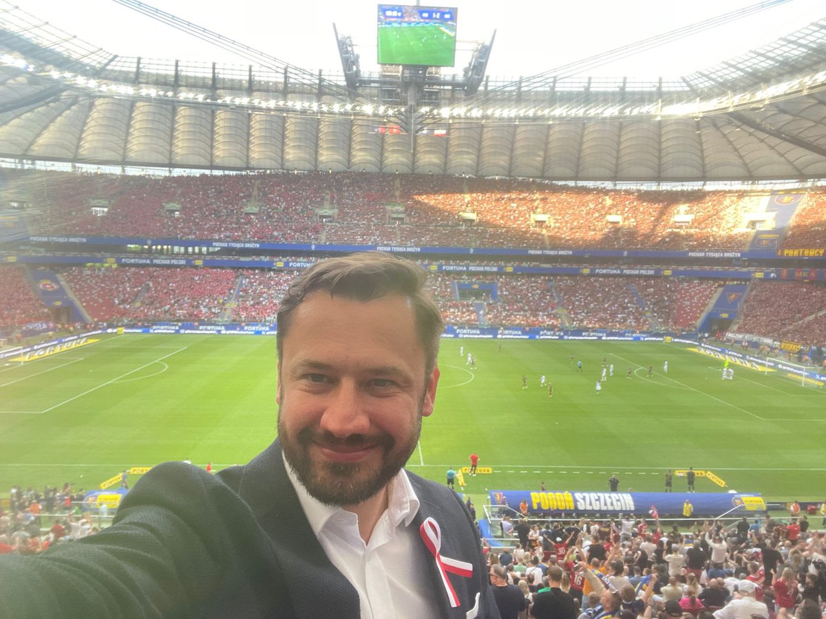 Walka do końca jest najważniejsza i w piłce i w polityce 😉

Ogromne gratulacje dla @WislaKrakowSA za zdobycie Pucharu Polski.

Gratulacje dla wszystkich fanów obu drużyn, którzy stworzyli świetną atmosferę na Stadionie Narodowym! 👏

#POGWIS