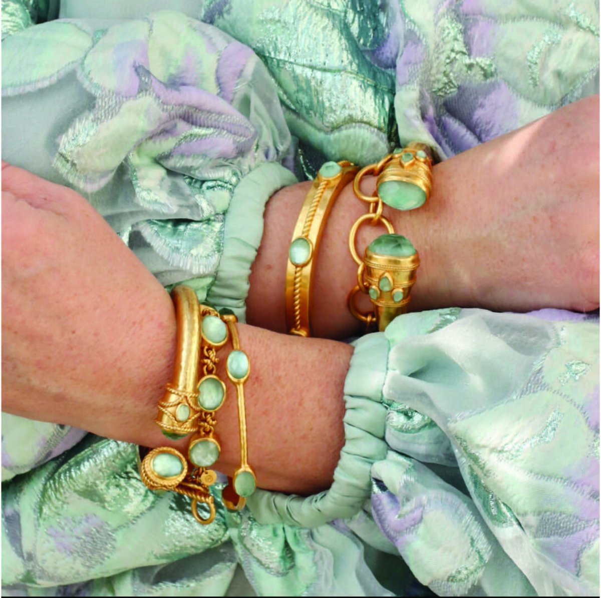 Spring #Armparty in the newest hue, aquamarine blue by #JulieVos at #AlexandersJwlrs ✨

#Armparty #SpringCollection #StatementJewelry #SpringJewelry #SpringColors