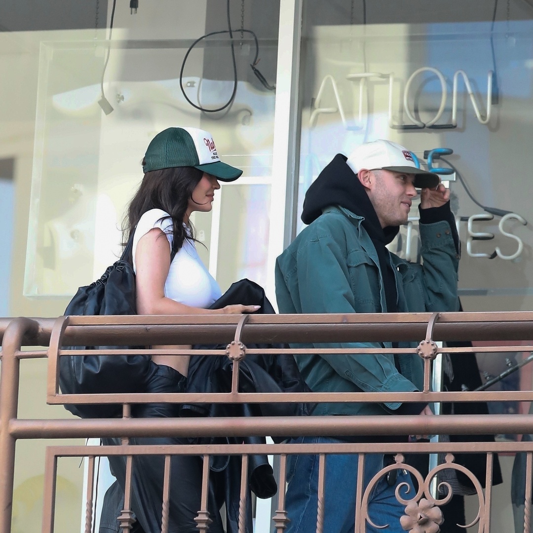 Kendall & Kylie Jenner spotted at Sushi Park in Los Angeles More images at: gawby.com/photos/248540 #KendallandKylie #SushiParkLA #SisterDate #CelebSighting #LAEats #HollywoodRoyalty #FashionIcons #SushiDate #FamousSisters #PaparazziAlert