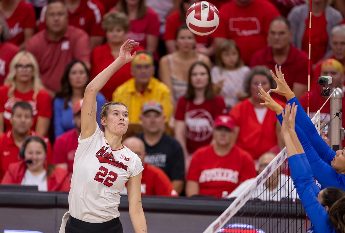 Heading to the @HuskerVB spring match this Saturday? Here's everything you need to know: 🚘 Parking 🎟️ Tickets 🎒 Bag policy ➡️ unknews.unk.edu/2024/05/02/fan…