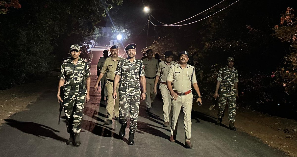 #SSB jawans conducting Night  #FlagMarch in #Bilaspur, Chhattisgarh along with local police to ensure fair and fear-free #elections2024.

@HMOIndia @PIBHomeAffairs @ECISVEEP @ANI @DDIndialive
#GPE2024 #ChunavKaParv #DeshKaParv #GeneralElections2024