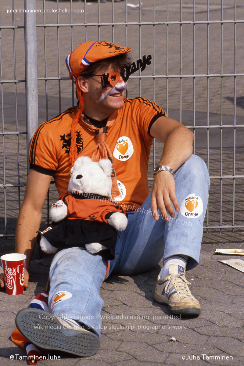 Dutch fans at the Parkstadion of Gelsenkirchen, 18 June 1988 #Euro1988 #Holland #Netherlands #Oranje #Dutchfans @JimHolterhues