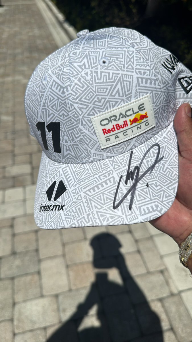 Un like para el compa @gaborivas30 que vió a Checo Pérez en Miami y cumplió su sueño de tomarse una foto con él y gorra autografiada 👏