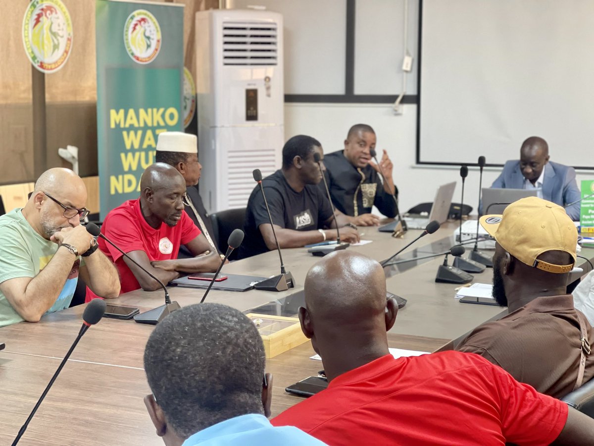 En perspective du démarrage de la saison Futsal, les acteurs de la discipline se sont réunis ce jeudi au siège de la Federation Sénégalaise de Football. Le calendrier des matchs sera communiqué très prochainement. #Futsal