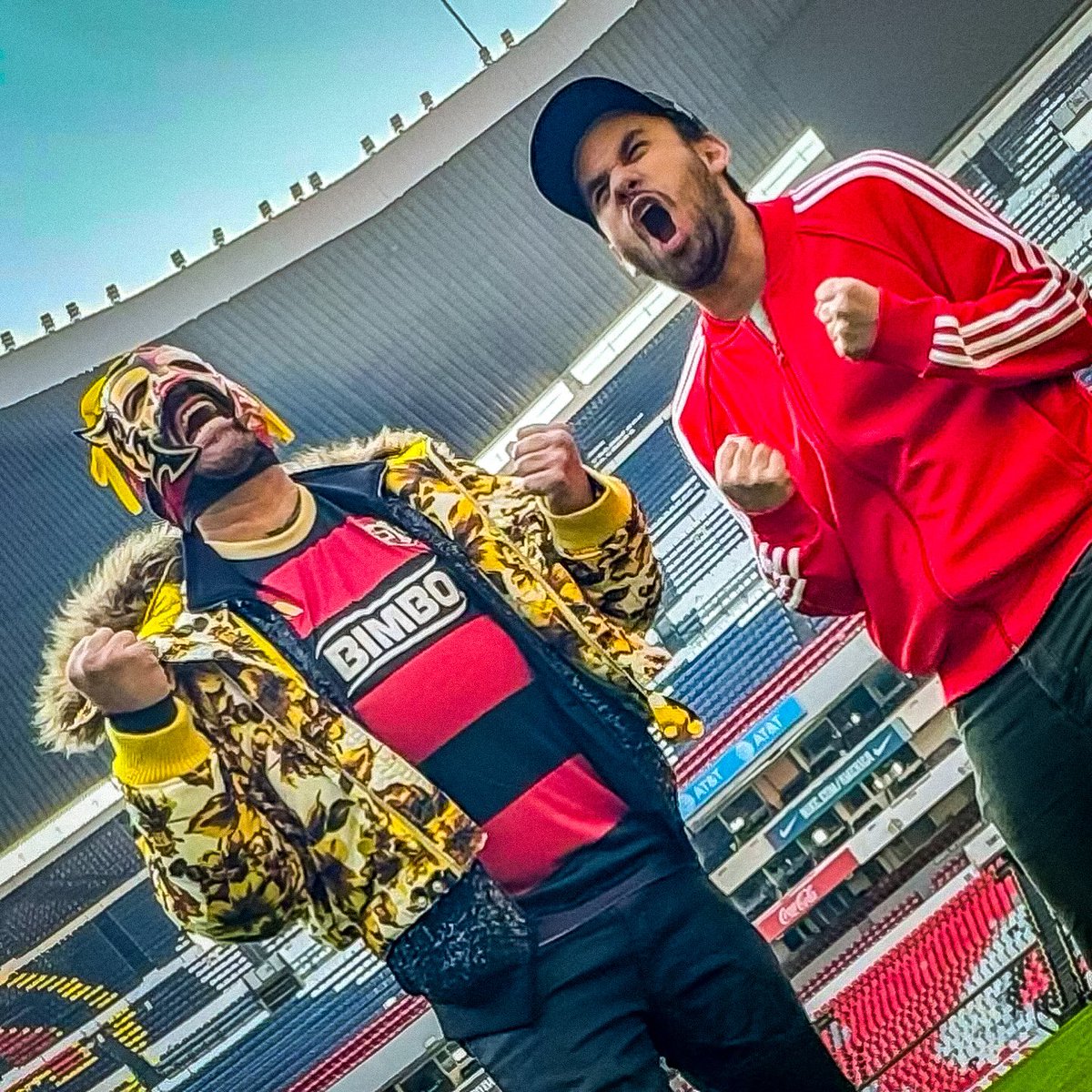 Ya falta poco para que el #PelucheCaligari pise el glorioso Estadio Azteca. En esta ocasión seremos unos invitados más, pero les prometemos que pronto seremos protagonistas. 🖤❤️💛