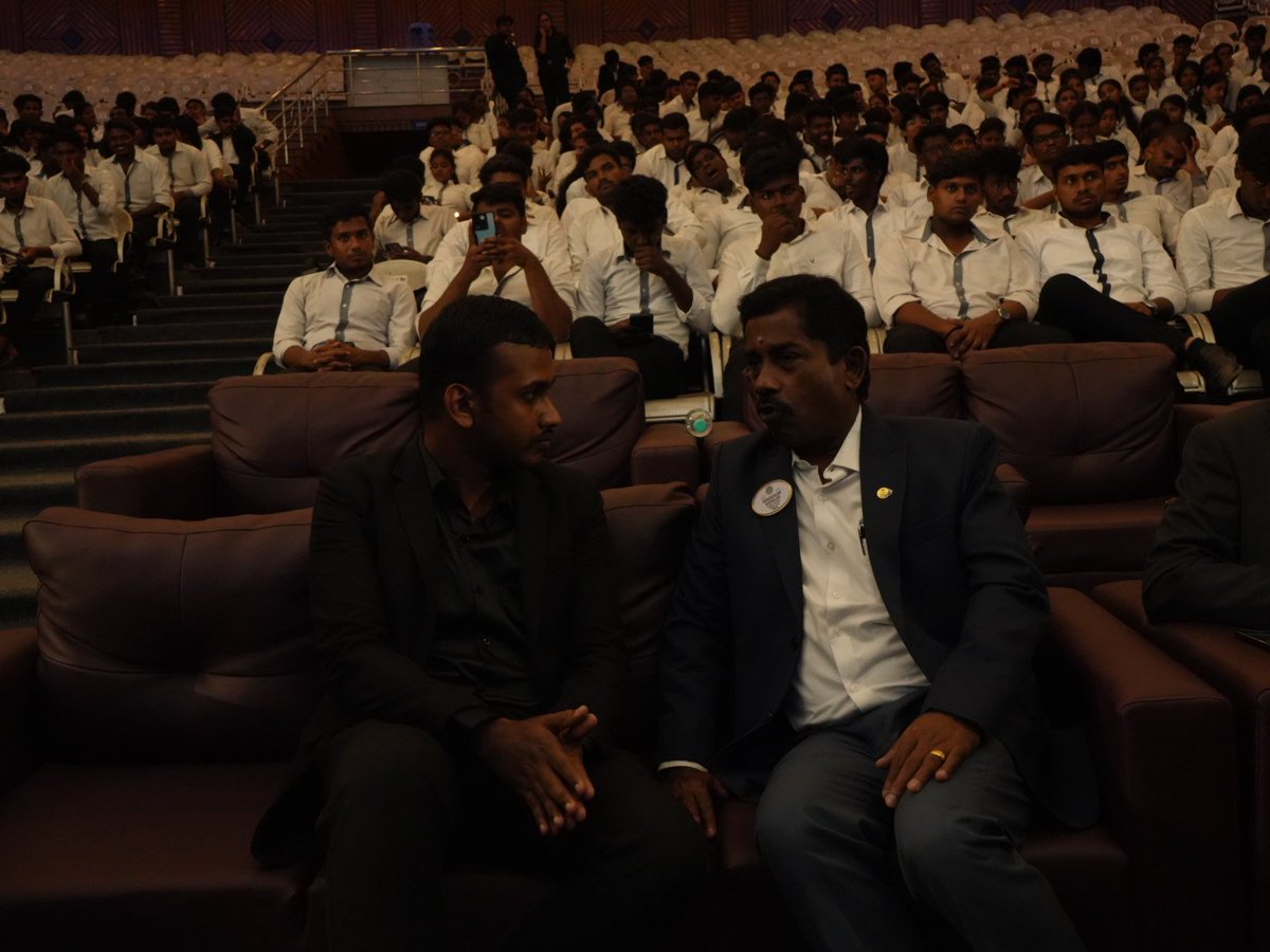JD_JUDGE001's tweet photo. LEO CLUB INAUGRATION CEREMONY @ SAVEETHA SCHOOL OF LAW
.
.
. 

#saveethaschooloflaw #jagadeesan #leoclub #india #golden #hearts #president https://t.co/kiBSq2CauY