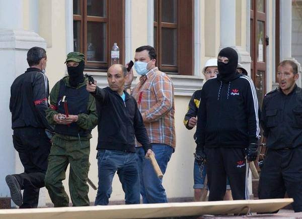 A lot of pro-russian trolls spreading fake news today. The truth is that in May 2014, mercenaries & thugs paid by the FSB (ruzZian security service) attempted a putsch in Odesa by creating chaos & violence. Some photos 
#Одесі #Одеса #odessa