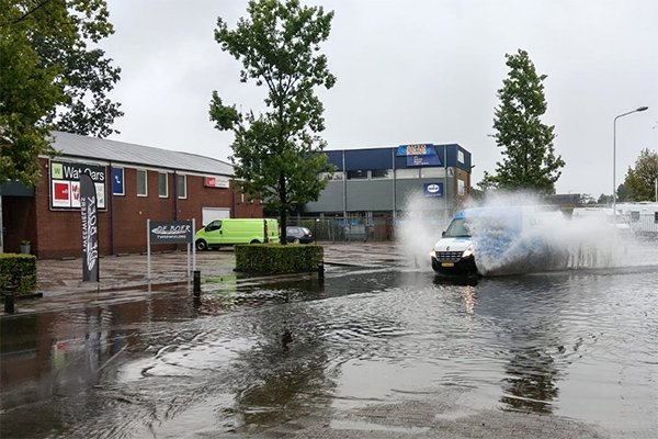 Hoorde zojuist 2 donkere kerels zeggen dat hun straat blank stond... ik zeg hen... het is niet blank... maar onder water. 
Al jaren worden wij blanken gelijkgesteld aan noodweer. 
Dit moet stoppen... heb genoeg van al die racistische uitspraken. #onweer #wateroverlast