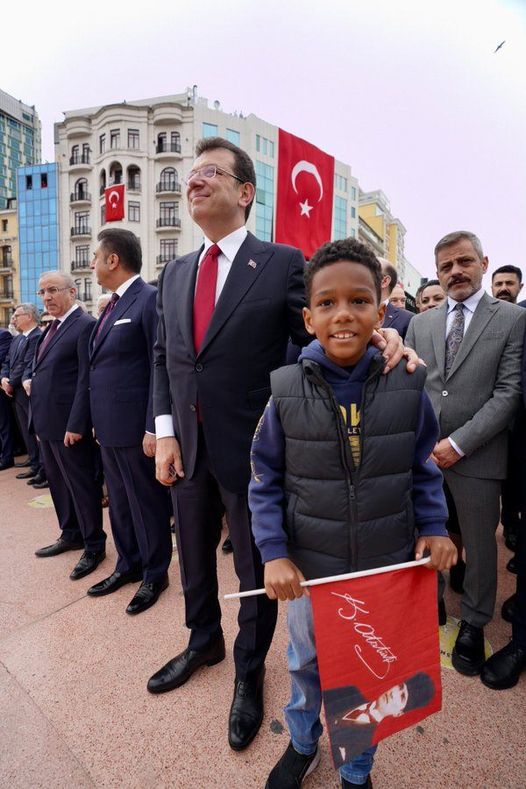 1- Almanya Cbaşkanından talimatı aldıktan sonra Afrika kökenli bir çocukla' emrinizdeyim' mesajı Tabi bununla yetinmedi Sığınmacıları yerel halkla(!) entegre edilme sözü verdi Yani AB'nin konforu bozulmasın diye sığınmacıları Istanbul'da tutmak Peki ''yerel halk''kim? #sondakika