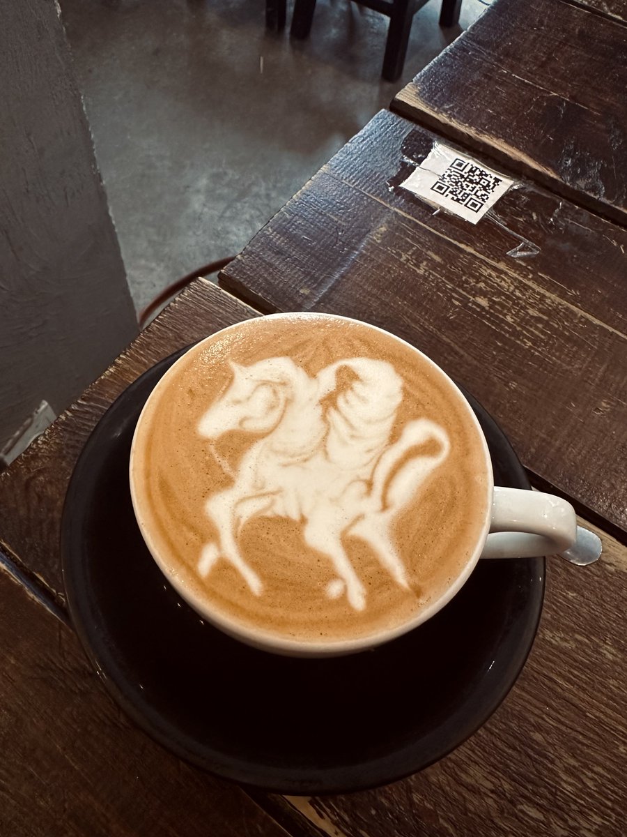 ottoolah's tweet photo. Lányom ma rendelt egy lattét Madridban, ezt rakta le elé a barista! 😮 https://t.co/jOHqC3D4bu