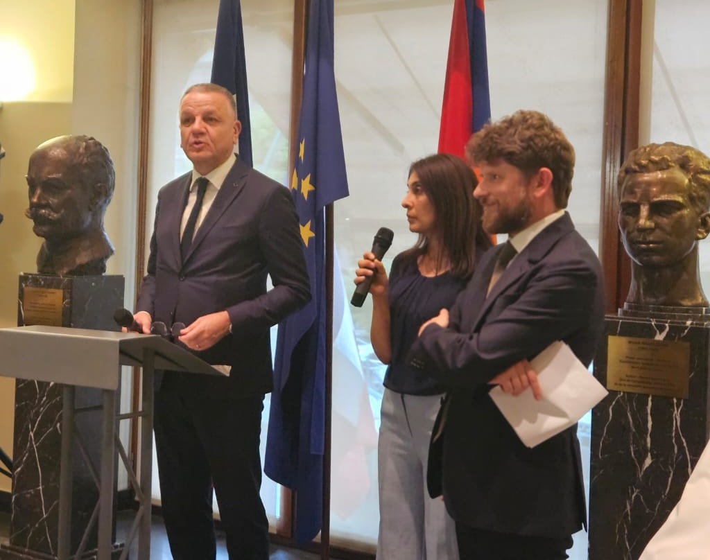 🇪🇺🏛🇦🇲 Remise à l'Ambassade de France du Prix européen du patrimoine - Europa Nostra à l'équipe scientifique dirigée par le Pr. Patrick Donabédian, distinguée pour son travail sur le complexe monumental d'Ererouyk, dans la région arménienne du Shirak.