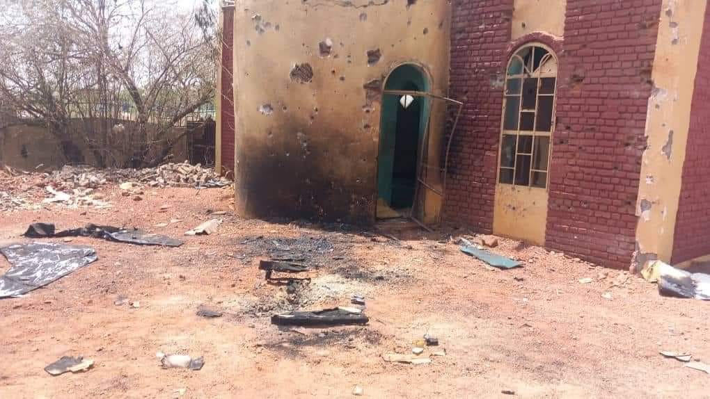 #KeepEyesOnSudan 11 more villages were razed by arson near El Fasher, North #Darfur. The RSF is making a clear signal that there will be a large-scale multidirectional siege and battle, and there will be severe consequence for civilians in the city. dabangasudan.org/en/all-news/ar…