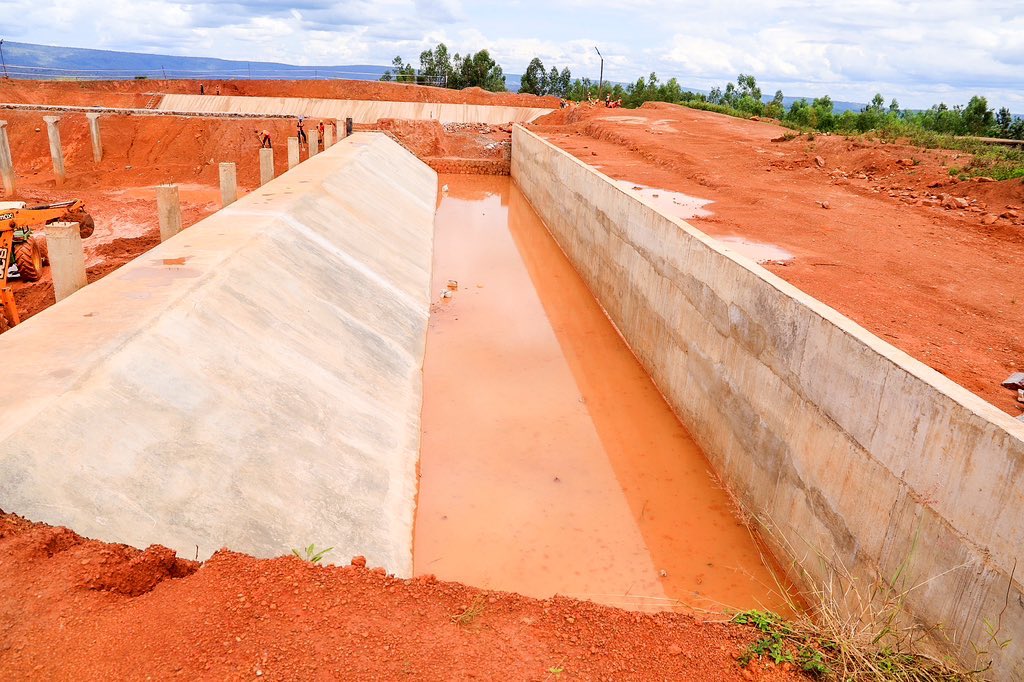 #Happened, Minister @Ilde_Musafiri and the Governor of @RwandaEast, @PudenceR visited the construction of Mahama I & II irrigation projects in @KireheDistrict; investors requested  to put in place concrete measures to speed up these projects.

@rangira @NzirabatinyaMo4