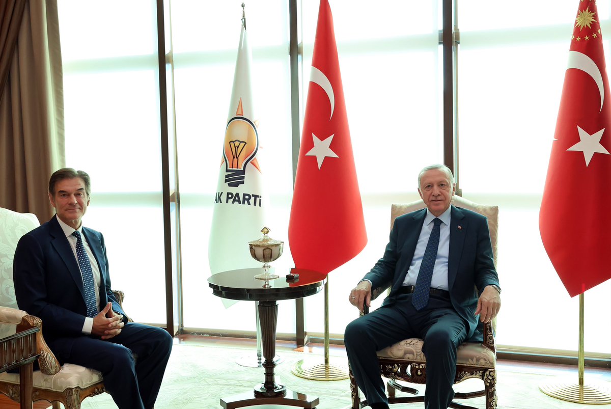 President @RTErdogan received Turkish cardiothoracic surgeon Dr. Mehmet Öz at AK Party Headquarters in Ankara.