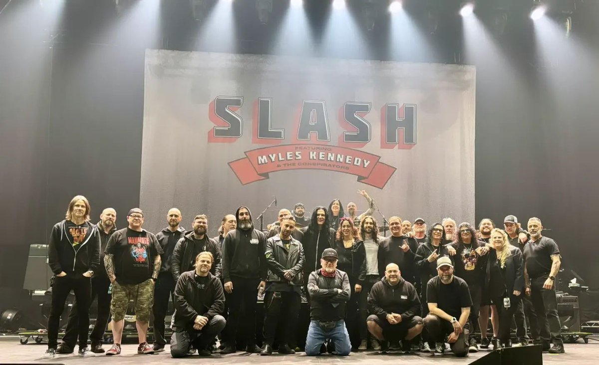 Photo souvenir ! #SMKC + Mammoth WVH & Crew ! 😀🤘 #Slash