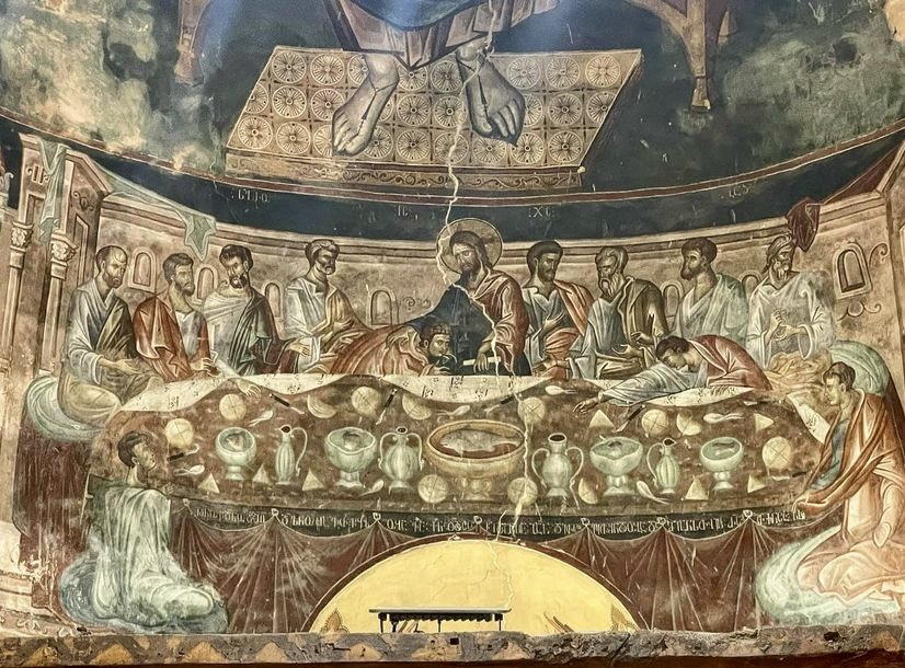 Fresco “The Last Supper” by medieval Georgian painter Damiane (XIV century) in Ubisa Monastery (IX century), #Georgia 🇬🇪, almost a century earlier than Leonardo Da Vinci’s masterpiece. #DiscoverGeorgia @BasilicaNews @AurelianNicolae Photo: Lasha Devdariani