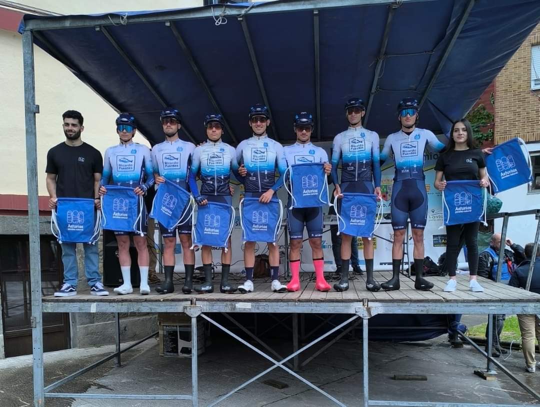 💥 Inicio de los que nos gustan en la Vuelta a la Montaña Central de Asturias. Una fuga de cinco, con Juanjo López impidió la llegada masiva a Moreda. Cuarto puesto para nuestro representante en el sprint que abría una intensa semana para los juveniles.