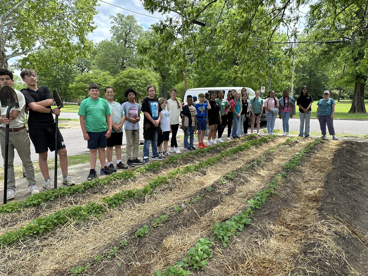 Ready to serve! 🌱💪 Several @jcibmiddle students took the opportunity to give back to their local community this week. They spent Monday and Tuesday at Urban Ministry, Inc, where they learned about the importance of #communityservice while planting vegetables and flowers.👏