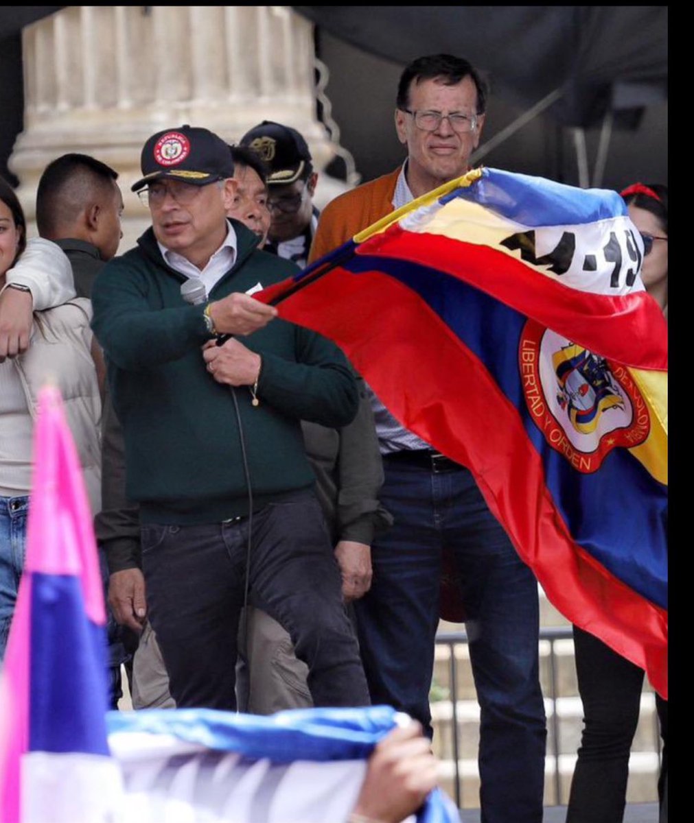 Condeno enérgicamente el acto irresponsable y provocador del presidente de Colombia, Petro, al enarbolar la bandera del grupo terrorista M 19. Es una acción que no solo ofende al pueblo colombiano, sino que demuestra lo peligrosa que puede ser la Izquierda. Comunismo nunca más..!
