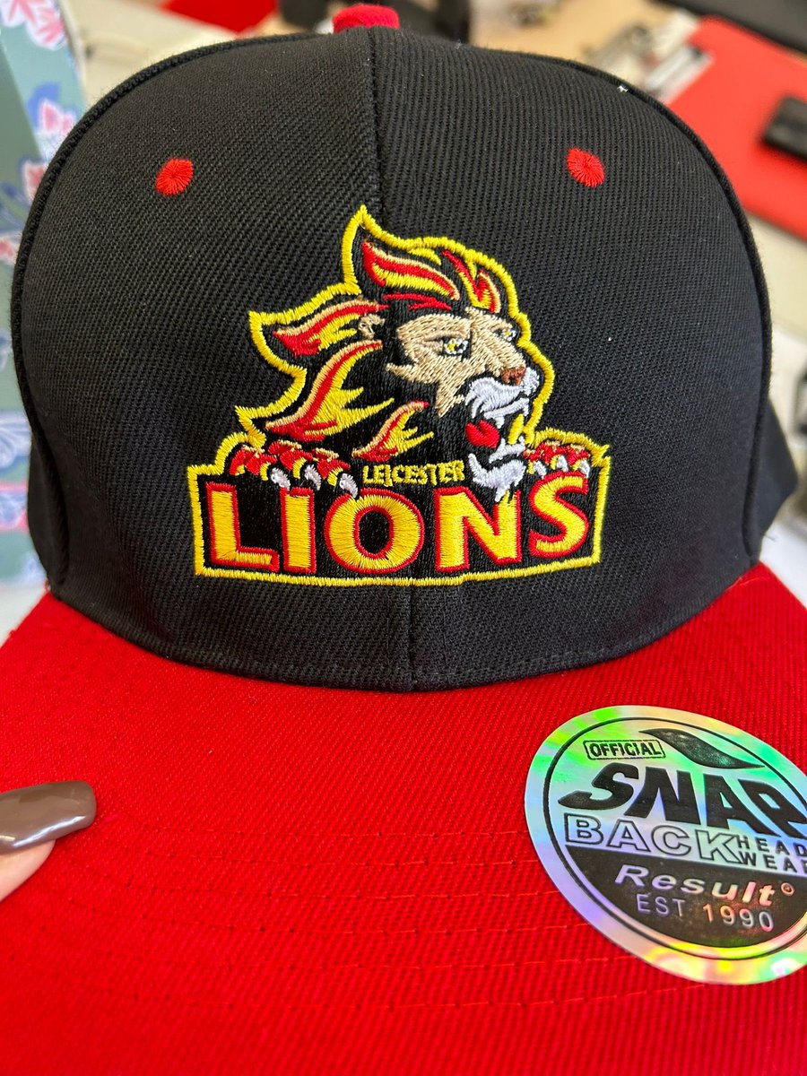 🧢 𝗖𝗢𝗠𝗣𝗘𝗧𝗜𝗧𝗜𝗢𝗡!

🏁 Win a new cap signed by our 7️⃣ riders:

- Snap a selfie during the meeting and tag us on Instagram ➡️ lions.speedway
- The winner will be announced this evening.

Can’t wait⁉️ They are available in the Lions Track Shop.

🦁 #LionsRoar | #LEIIPS