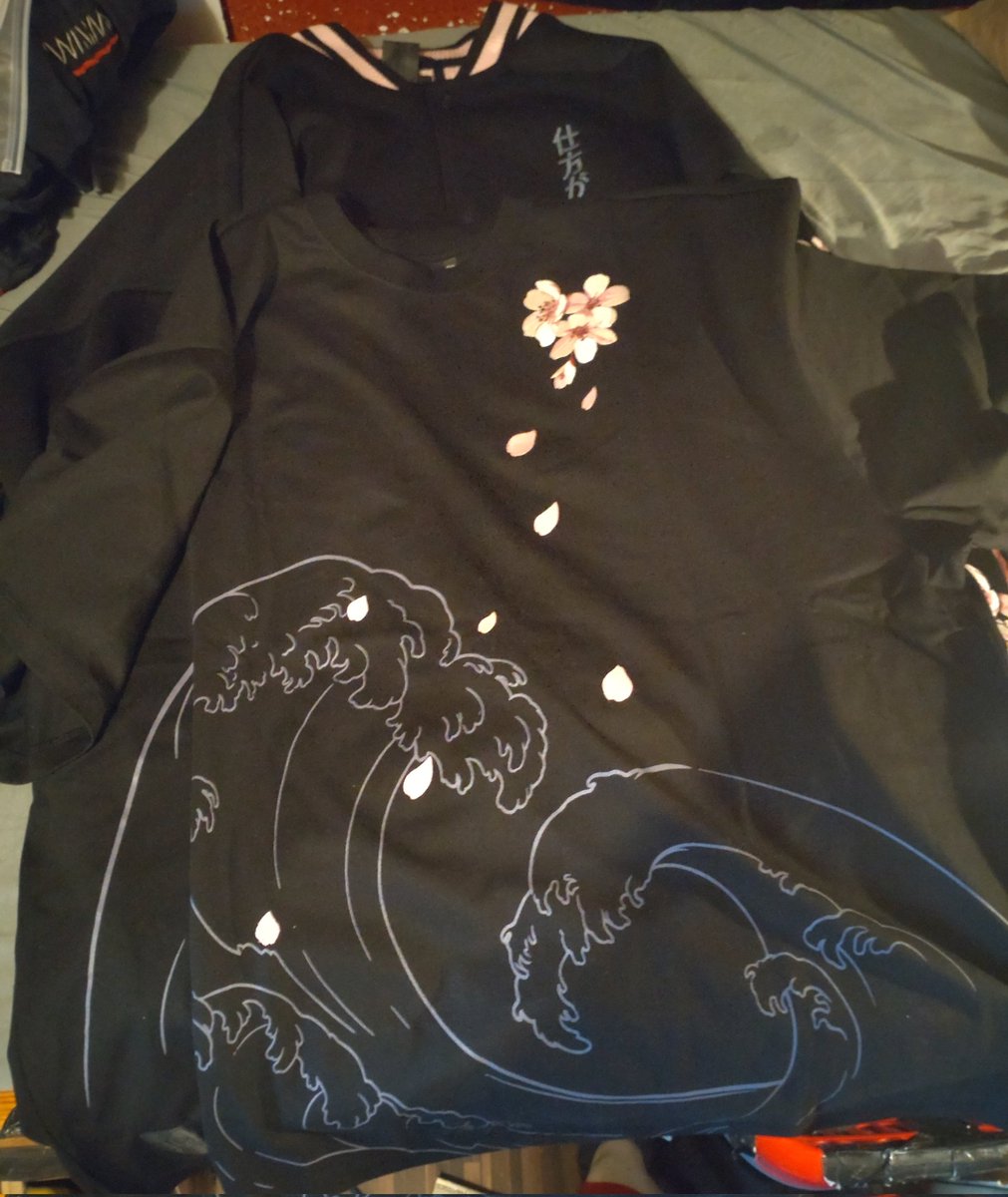 Calcifer013's tweet image. Seit heute ist der Super toller neue @xPandorya #Sakura 🌸🌸🌸 Merch vom @GrnkShop bei mir .
Die Sachen sind einfach so extem Wunderschön😍❤️😍❤️🔥😍🔥
Und einfach Super Hochwertig und Schwer 🥰😍🥰🔥🌸🌸
#PanSitzt darf natürlich nicht fehlen 
#alleLoben #PanStream #GronkhTV ...