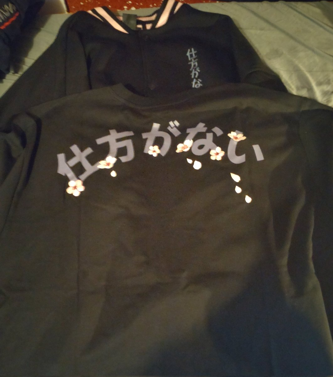 Calcifer013's tweet image. Seit heute ist der Super toller neue @xPandorya #Sakura 🌸🌸🌸 Merch vom @GrnkShop bei mir .
Die Sachen sind einfach so extem Wunderschön😍❤️😍❤️🔥😍🔥
Und einfach Super Hochwertig und Schwer 🥰😍🥰🔥🌸🌸
#PanSitzt darf natürlich nicht fehlen 
#alleLoben #PanStream #GronkhTV ...