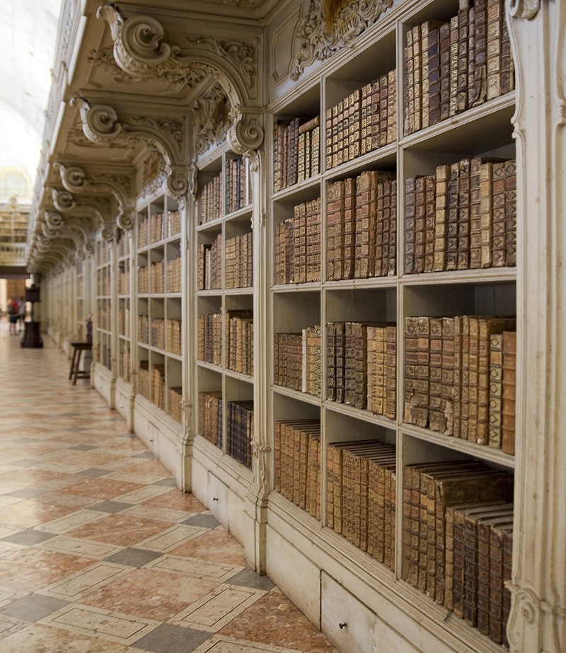 Did you know that the Mafra Convent Library is considered one of the most important libraries in the world and is part of the imposing palace built in 1717 by D. João V, with more than 40 thousand books?