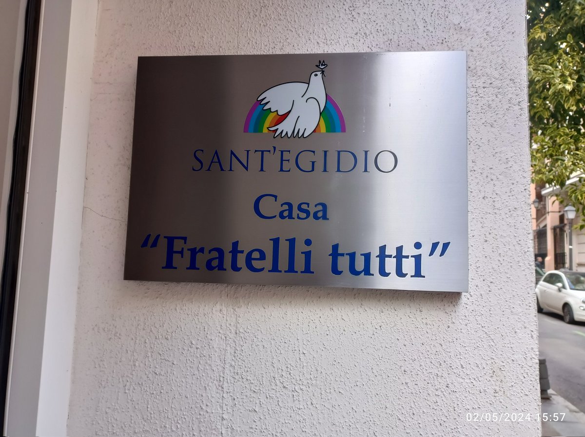 En la casa #FratelliTutti muchos encuentran ayuda y solidaridad 
También muchos experimentan que hay más alegría en dar que recibir. El protagonista es el abrazo.