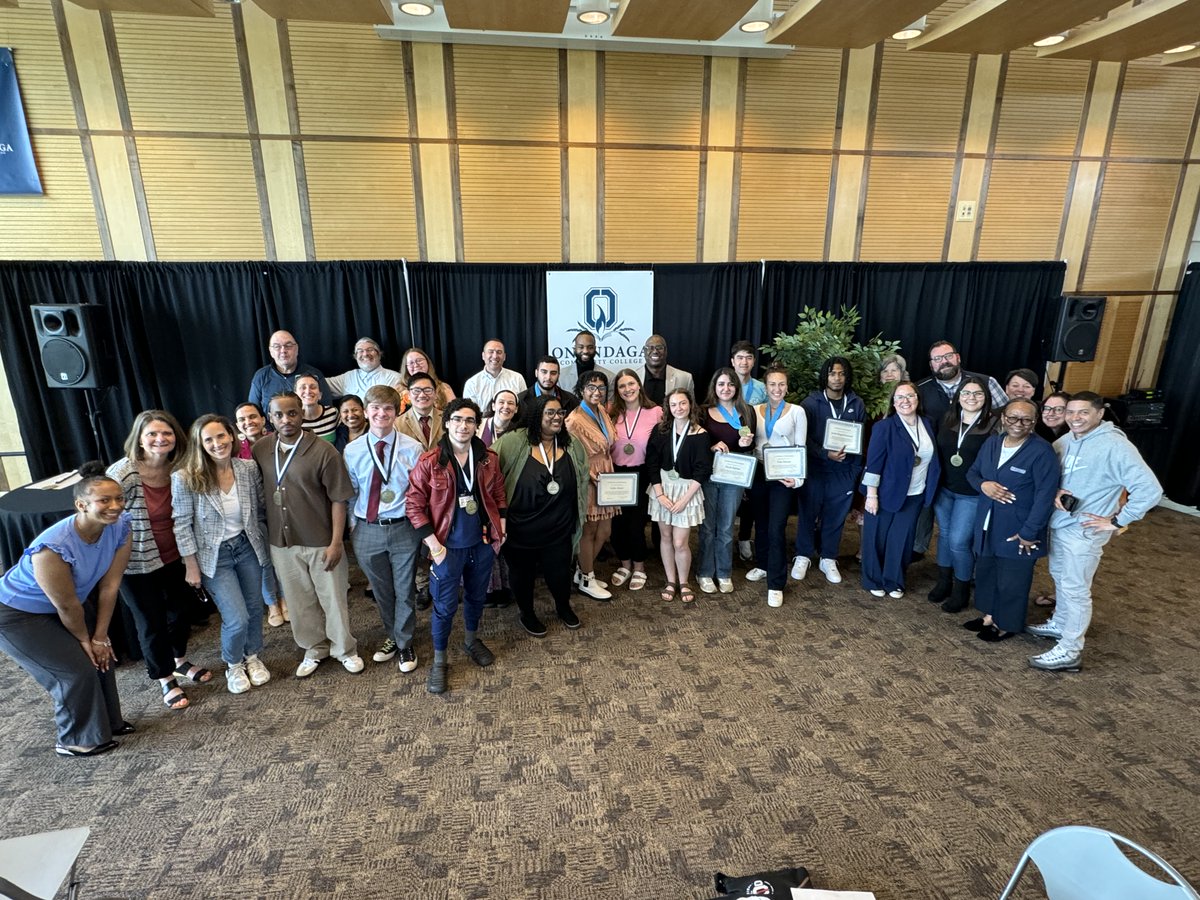 We brought together a stable of student stars for yesterday’s Pinnacle Awards ceremony! We were proud to recognize students who showed excellence in leadership, civic engagement, or scholarly research. bit.ly/3JHH7hz