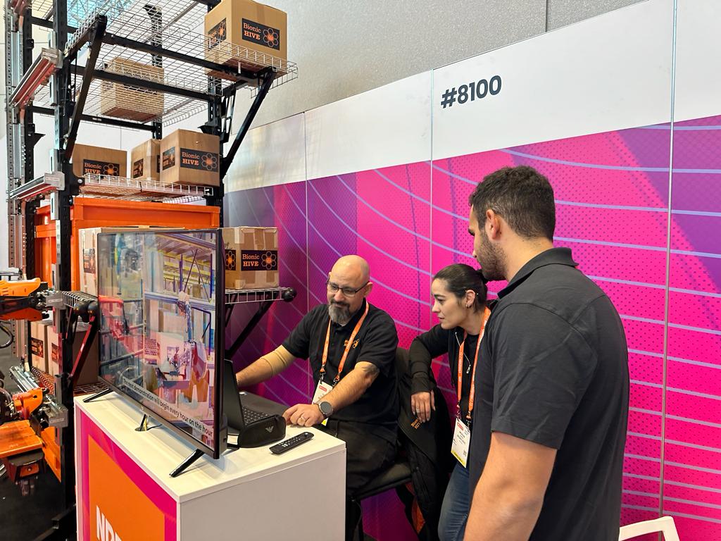 bionichive's tweet image. Before meeting with any prospect, it&apos;s important to have a game plan.

Here&apos;s our team having a final meeting before facing the crowds at a recent trade show.

#BionicHIVE #SqUID #strategy #sales #gameplan