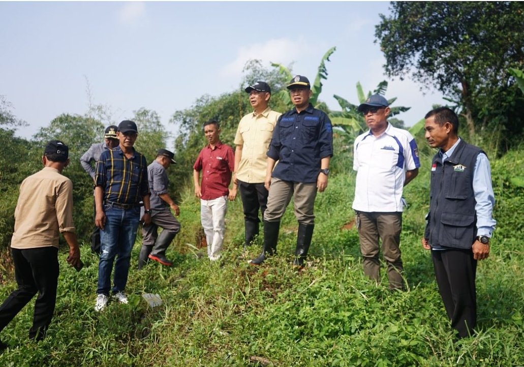 Sekda Kota Depok, Supian Suri meninjau langsung akses banjir yang menghubungkan Cipayung-Pasir Putih, Selasa (30/04/2024).  Dirinya mengatakan Pemkot Depok sedang melakukan pengerukan longsoran sampah yang tergenang di Kali Pesanggarahan untuk memperlancar aliran kali.