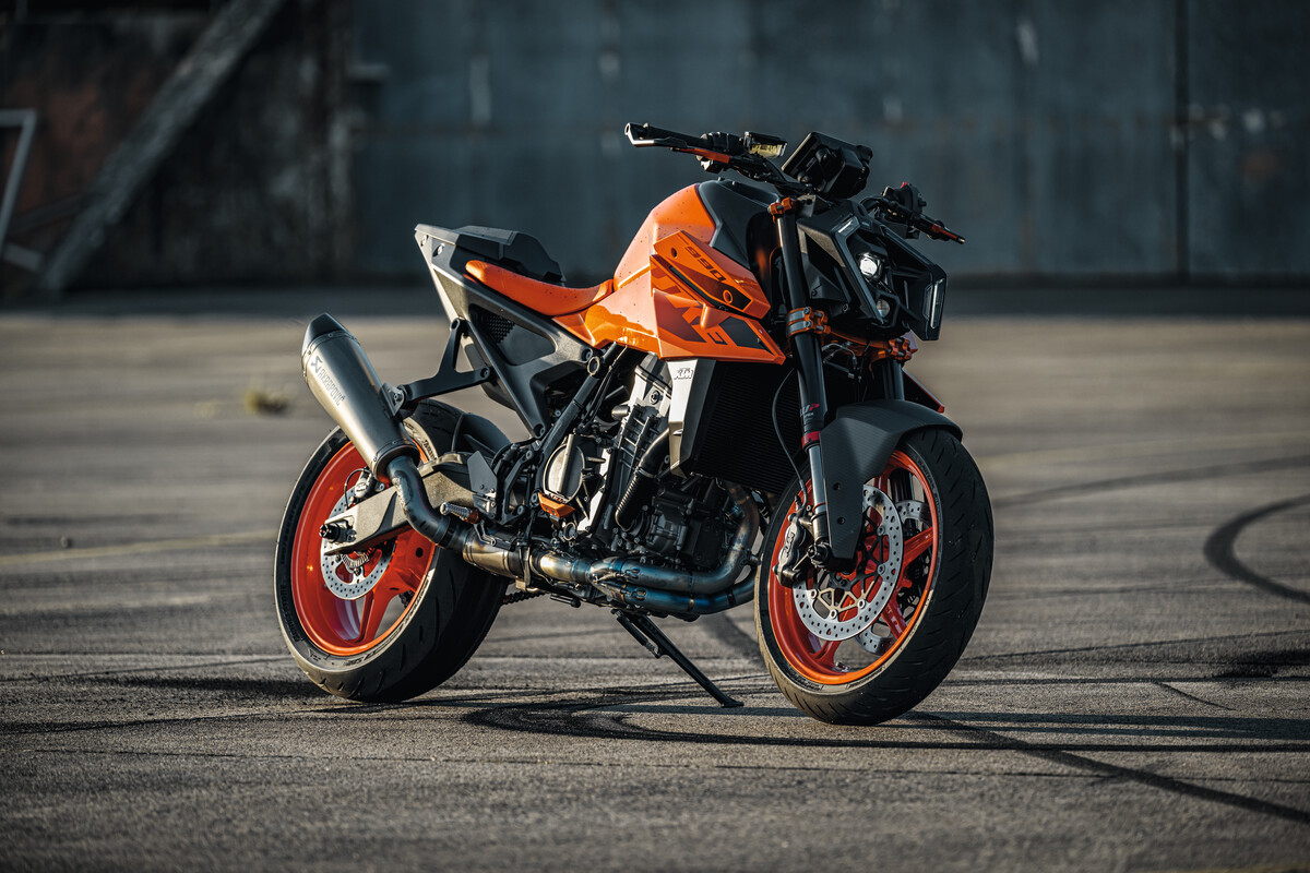 Did someone say FREE TECH PACK?⚡

The killer #KTM990Duke now comes with the full suite of wheelie-inducing electronic goodness unlocked, free of charge. 

Contact your local dealer to find out more. brnw.ch/21wJpin

#KTM #ReadyToRace #KTM990Duke