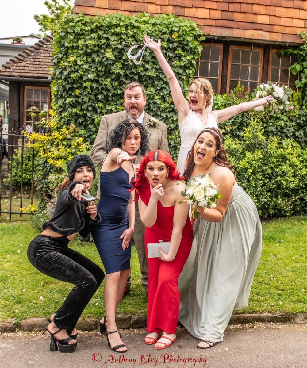 📷 Group shots can be fun too
                        😂 
Great image  from yesterday’s wedding @TheBarnTWells #TunbridgeWells…….
For potential new #wedding clients, here’s some top tips for choosing your #weddingphotographer:
hitched.co.uk/wedding-planni…