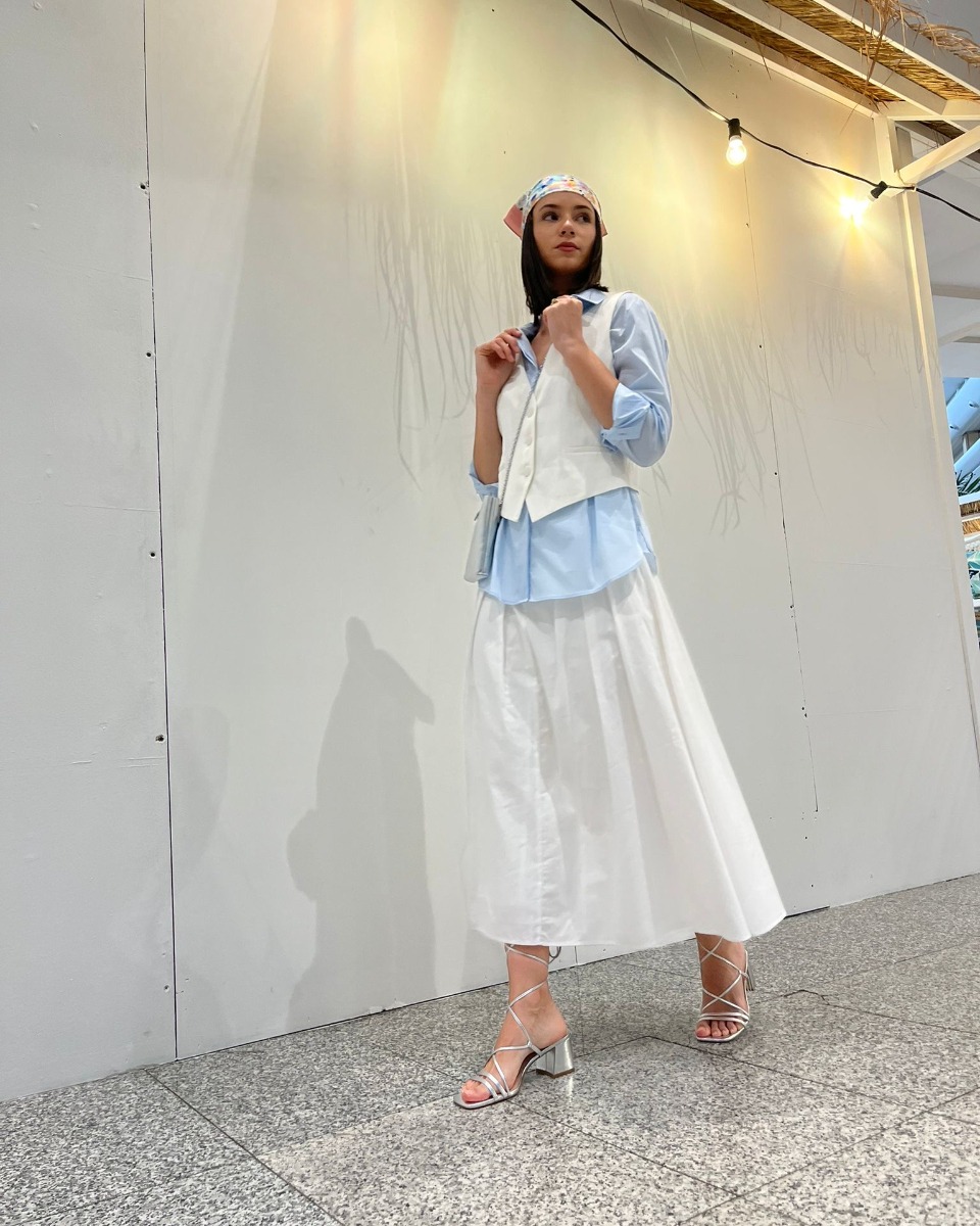 Canal_CESINE's tweet image. Los 👗 estilismos de Lara, Ana y Virginia han sido los tres mejores de todos los que hicieron los alumnos de 3º de #DiseñodeModa de #CESINE con las firmas de @elcorteingles. 🏆 Lara, la ganadora escogida por el jurado, ha sido obsequiada con el look completo escogido. 👏