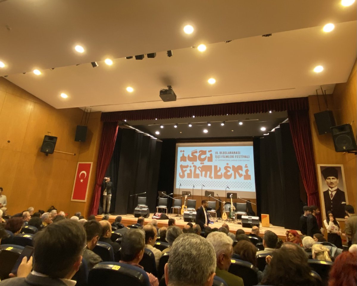 19. Uluslararası İşçi Filmleri Festivali'nin İstanbul açılış gecesi başladı! Sponsorsuz, parasız, yarışmasız ve gönüllülerin emeğiyle düzenlenen festivalin bu yılki teması “Direnen Filistin Halkı.”